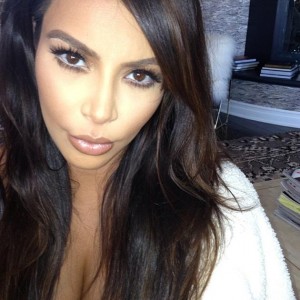 kim-kardashian-hot-selfie-sexy-brunette-starlet-self-shot-girls-1389362596gn84k